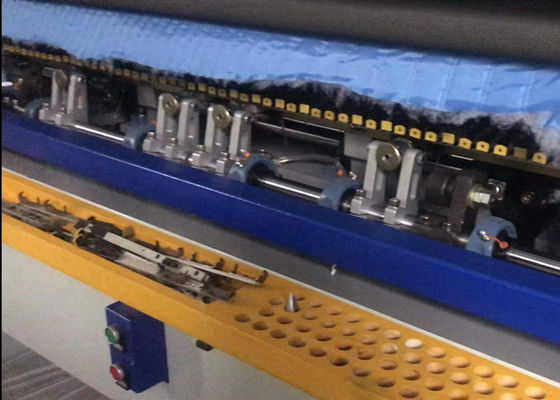 Industrielle Quiltmaschine produziert Quilts/Blanketten Weiß und Blau MAX 240m/h